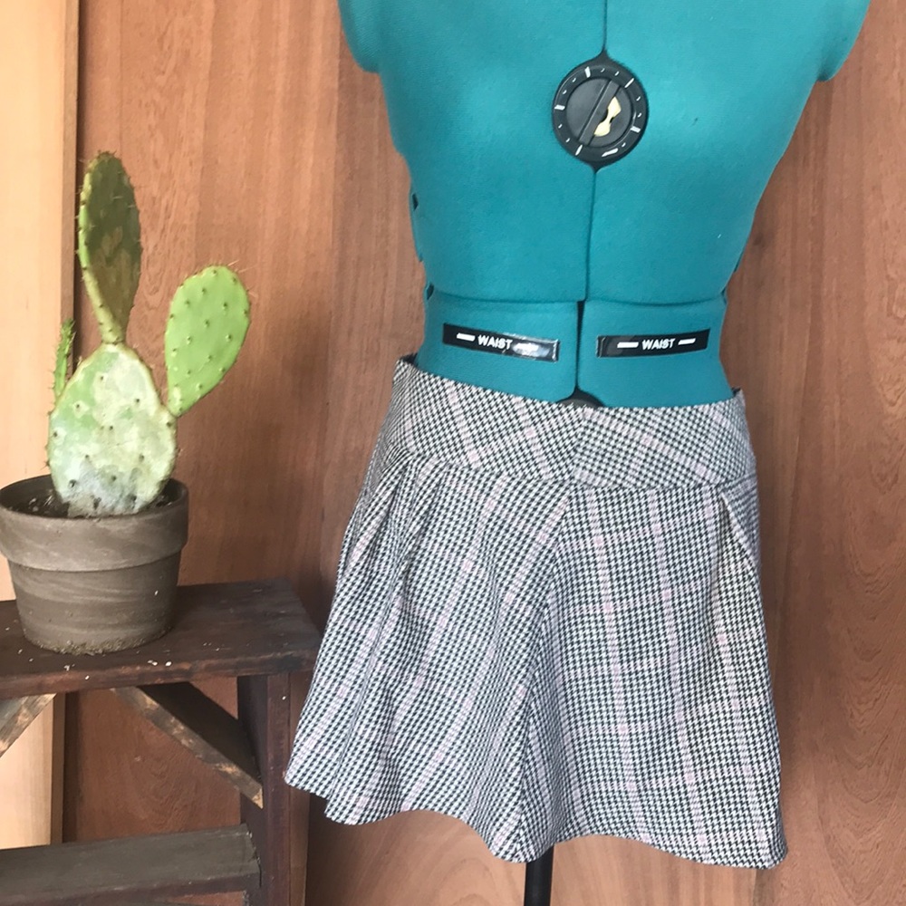 Express black, white and pink houndstooth skirt